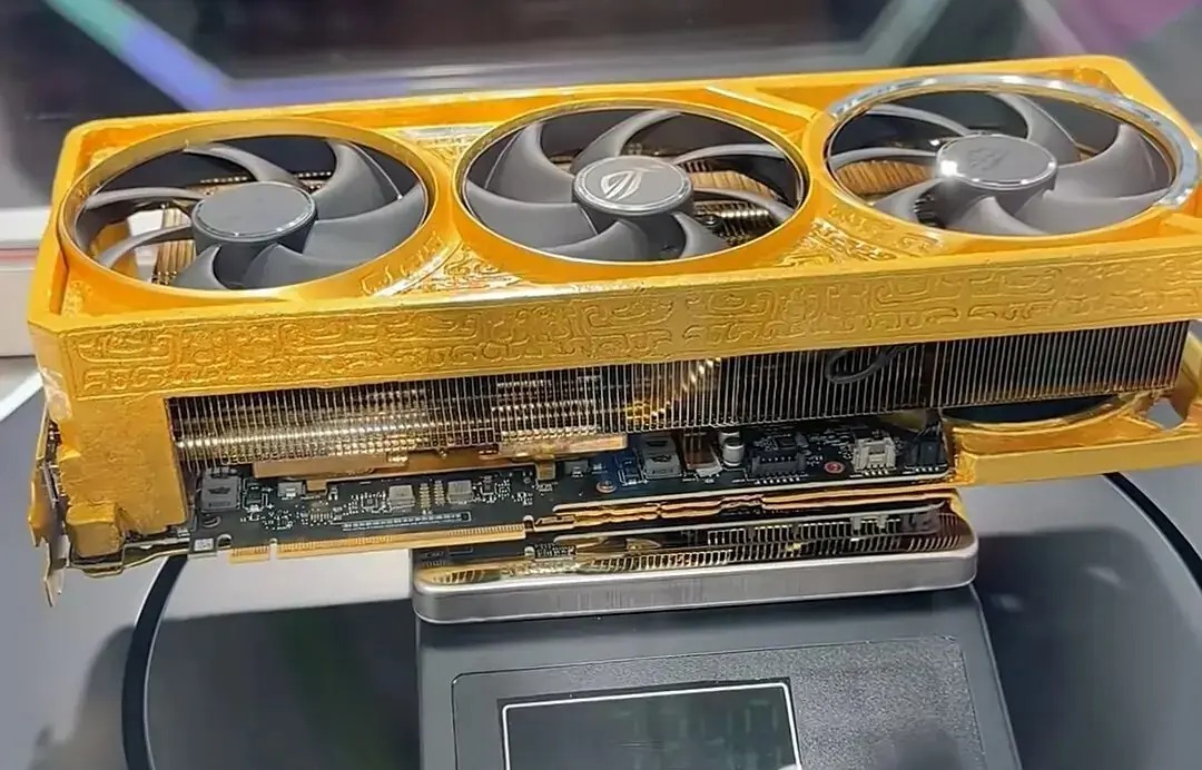 ASUS trình làng phiên bản RTX 5090 mạ vàng nguyên khối, giá bằng một chiếc Ferrari 