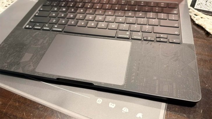 Người dùng làm hỏng Apple MacBook Pro chỉ vì dùng máy sấy tóc để dán skin dbrand