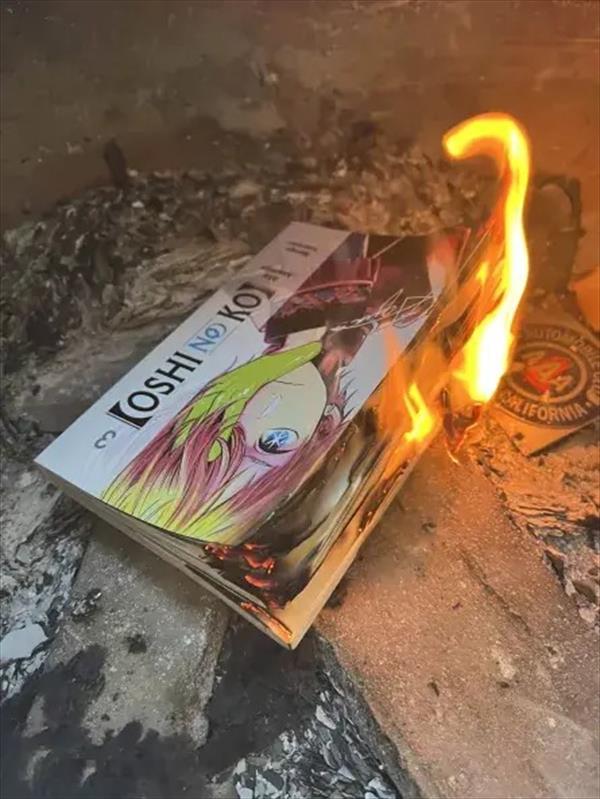 Người Hâm Mộ Đốt Manga Oshi no Ko: Phản Ứng Mạnh Mẽ Trước Cái Kết Gây Tranh Cãi Người Hâm Mộ Đốt Manga Oshi no Ko: Phản Ứng Mạnh Mẽ Trước Cái Kết Gây Tranh Cãi