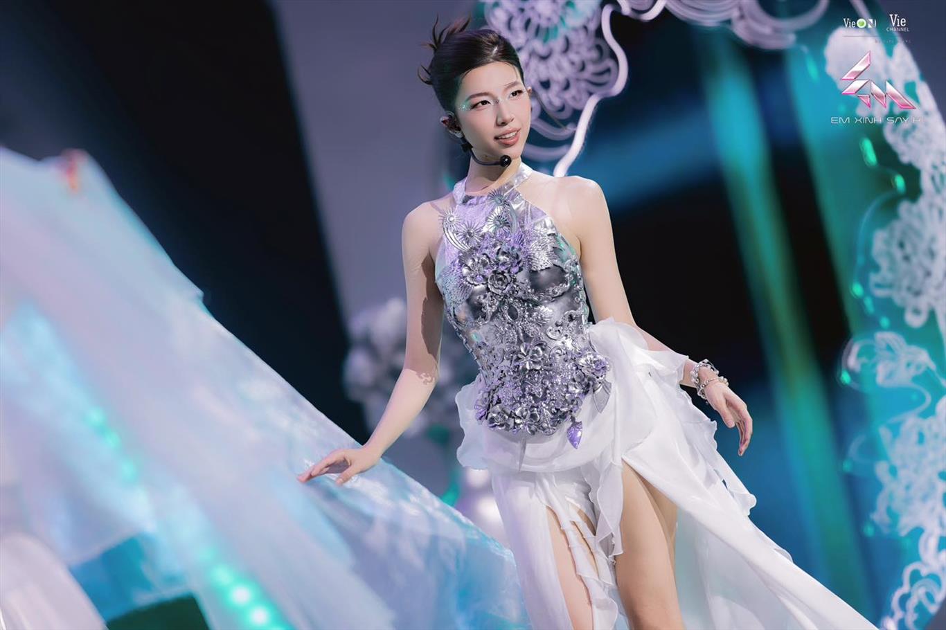 Tân binh Lamoon chiếm sóng Live Stage 1 Em Xinh Say Hi: Đẹp - Tài - Rap đỉnh, Netizen đòi cho đi thi hoa hậu gấp Tân binh Lamoon chiếm sóng Live Stage 1 Em Xinh Say Hi: Đẹp - Tài - Rap đỉnh, Netizen đòi cho đi thi hoa hậu gấp