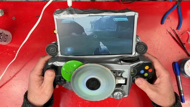 YouTuber hô biến Xbox cổ điển thành máy chơi game cầm tay – chỉ chơi được chưa đầy 10 phút YouTuber hô biến Xbox cổ điển thành máy chơi game cầm tay – chỉ chơi được chưa đầy 10 phút